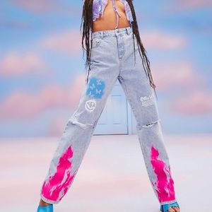 Unique boohoo Mom jeans with grafitti